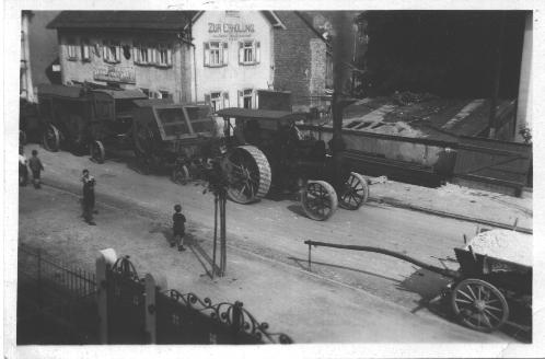 Die Köpperner Straße mit Blick auf Gaststätte und heutigen Kinosaal (verdeckt) zu Beginn des 20. Jahrhunderts.