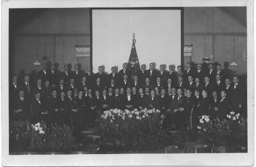 Männerchor vor Kinoleinwand um 1929